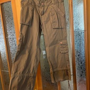 ***Adorable Billabong Capri Cargo Pants***